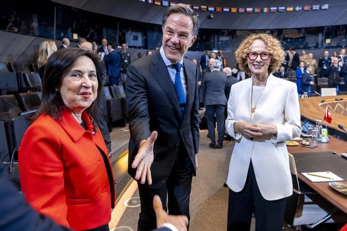 Archivo - El secretario general de la OTAN, Mark Rutte, junto a la ministra de Defensa, Margarita Robles, y la vicesecretaria general de la OTAN, Radmila Shekerinska.