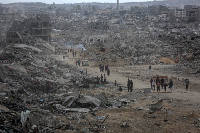 12 de outubro de 2025, Cidade de Gaza, Faixa de Gaza, Território Palestino: Milhares de palestinos continuam a retornar à área de Al-Nafaq na Cidade de Gaza, de onde as forças israelenses se retiraram, no quinto dia do cessar-fogo em Gaza. Os residentes q