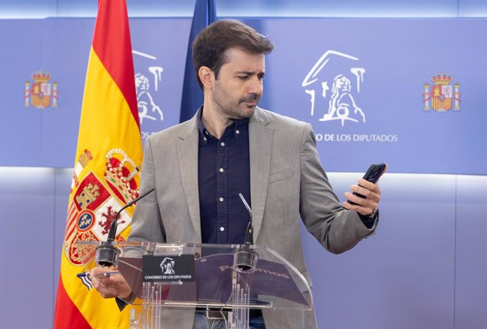 El diputat de Podem Javier Sánchez Serna durant una roda de premsa, prèvia a la Junta de Portaveus, en el Congrés, a 14 d'octubre del 2025, a Madrid (Espanya).