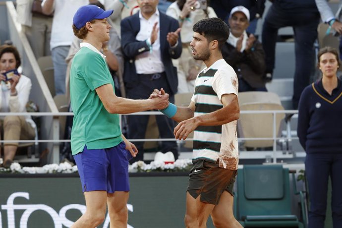 Archivo - Jannik Sinner of Italy salutes Carlos Alcaraz of Spain after the men's final on day 15 of Roland-Garros 2025, French Open, Grand Slam tennis tournament on June 8, 2025 at Roland-Garros stadium in Paris, France - Photo Jean Catuffe / DPPI