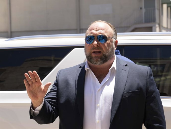 Archivo - August 2, 2022, Austin, Texas, USA: Flanked by several bodyguards, InfoWars head ALEX JONES arrives at the Travis County Courthouse for afternoon testimony in his defamation trial in Day 6.  Jones has been found guilty for defaming families in t