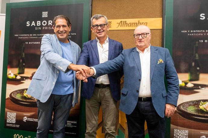 Desde la izquierda, el jefe de Ventas de Hostelería Sur de Mahou San Miguel, David Matas, el concejal de Cultura y Turismo de Granada, Juan Ramón Ferreira, y el presidente de la Federación Provincial de Empresas de Hostelería y Turismo, Gregorio García