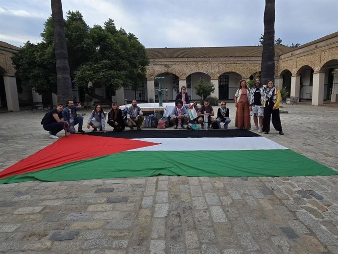 Archivo - Miembros de la plataforma Marea Palestina Huelva durnate el encierro convocado en la Escuela de Arte León Ortega.