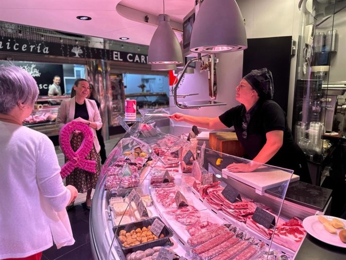 Los mercados de Alicante se suman a la campaña del Día Mundial del Cáncer de Mama con huchas solidarias