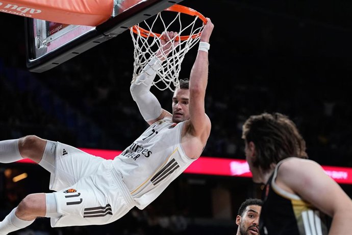 Mario Hezonja realiza un mate en el Real Madrid-ASVEL Villeurbanne de la Euroliga 25-26