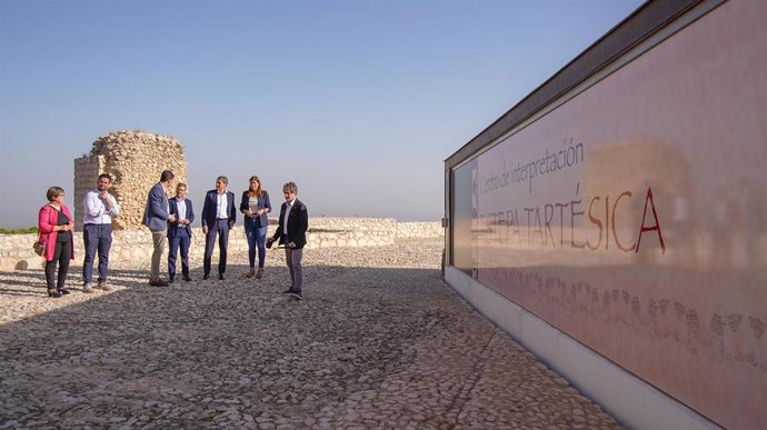 El delegado del Gobierno en Andalucía, Pedro Fernández, en su visita a Estepa para conocer proyectos financiados con fondos europeos.