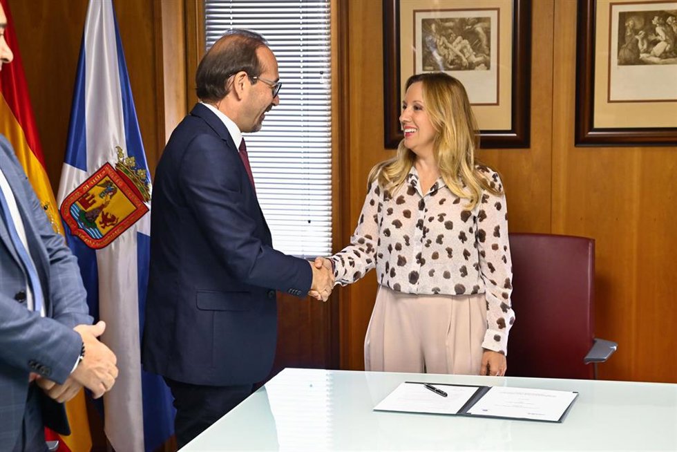 La presidenta del Cabildo de Tenerife, Rosa Dávila, y el CEO de Mattel, Elyes Ben Sassi, firman un contrato para proveer de Internet a Mauritania