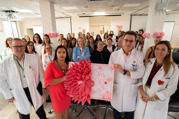El equipo directivo del Hospital Universitario Virgen de las Nieves en la tercera edición de las jornadas con motivo de la conmemoración del Día Mundial del Cáncer de Mama.