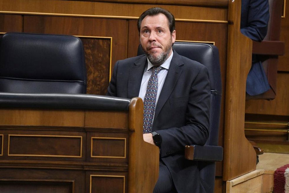 Archivo - El ministro de Transportes y Movilidad Sostenible, Óscar Puente, durante una sesión plenaria en el Congreso