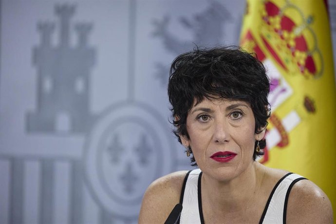 La ministra de Inclusión, Seguridad Social y Migraciones, Elma Saiz, durante una rueda de prensa posterior a la reunión del Consejo de Ministros, en el Palacio de la Moncloa, a 16 de septiembre, en Madrid (España). 