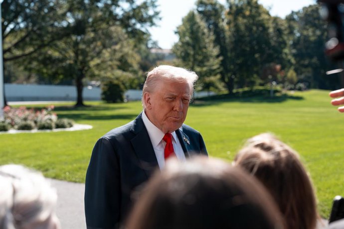 05 October 2025, US, Washington: US President Donald Trump answers questions from the White House press corps prior to leaving for a trip to Norfolk. Photo: Andrew Leyden/ZUMA Press Wire/dpa