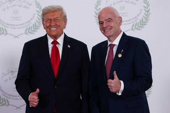13 October 2025, Egypt, Sharm El-Sheikh: US President Donald Trump (L) and FIFA president Gianni Infantino pose for a photo at the Sharm El-Sheikh Peace Summit in Egypt. The meeting of heads of state and government is to discuss support for the Gaza Strip