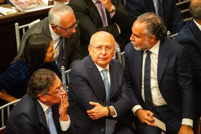 Archivo - El ministro de Justicia de Colombia, Eduardo Montealegre, en el centro de la imagen.