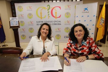 María del Carmen Arias y María José Torres, durante la firma del convenio.