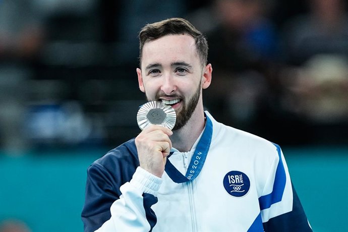 Archivo - O medalhista de prata Artem Dolgopyat, de Israel, posa com sua medalha no pódio durante a cerimônia de medalha da final do exercício de solo masculino da ginástica artística na Bercy Arena durante os Jogos Olímpicos de Paris 2024 em 3 de agosto 