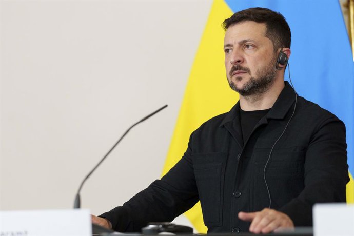 Archivo - Arquivo - 16 de junho de 2025, Viena, Viena, Áustria: VOLODYMYR ZELENSKYY, Presidente da Ucrânia, é recebido pelo Chanceler Federal austríaco CHRISTIAN STOCKER na Chancelaria Federal da Áustria, em Viena.