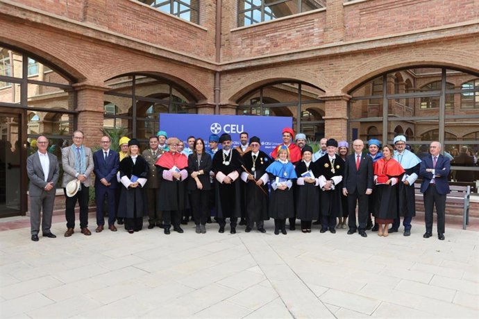 Foto de familia durante la inauguración