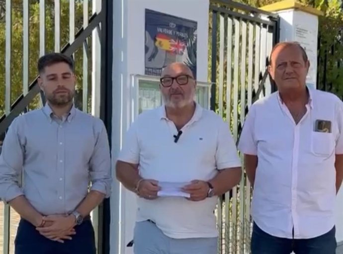 Alejandro Hernández con representantes de Vox en Baena ante el Centro de Educación San Felipe y María Valverde y Perales.