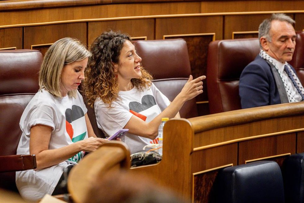 La portavoz de Sumar en el Congreso, Verónica Martínez (i) y la diputada de Sumar Aina Vidal (d) durante una sesión plenaria, en el Congreso de los Diputados