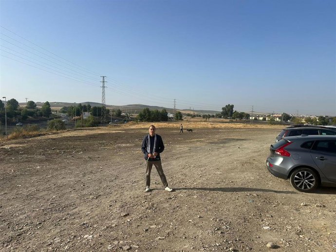 El portavoz del grupo Hacemos Córdoba en el Ayuntamiento de la capital, Juan Hidalgo, en el solar de titularidad pública en Acera del Lindero, en Distrito Sur.
