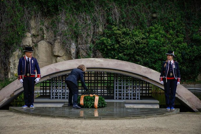 Archivo - Una ofrenda floral en la tumba del expresidente de la Generalitat, Lluís Companys, en el Cementiri de Montjuïc, a 15 de octubre de 2023, en Barcelona, Catalunya (España).