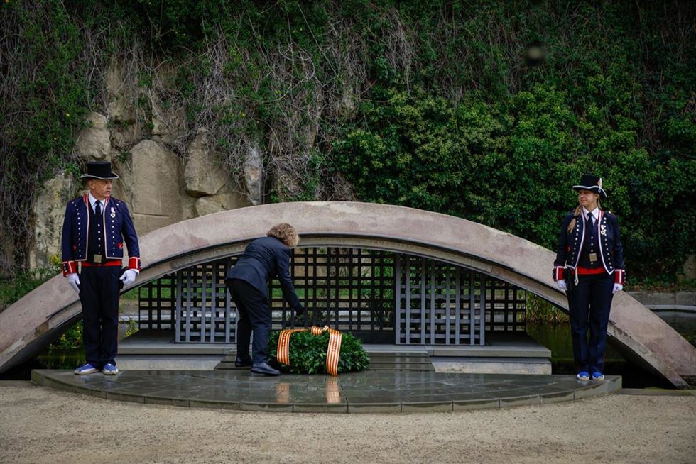 Archivo - Una ofrenda floral en la tumba del expresidente de la Generalitat, Lluís Companys, en el Cementiri de Montjuc, a 15 de octubre de 2023, en Barcelona, Catalunya (España).