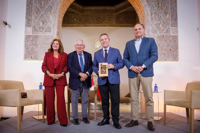Acto de presentación del nuevo libro de Fernando Jáuregui, 'El cambio en 100 palabras ¿Cómo serán nuestras vidas en 2050', en Toledo.