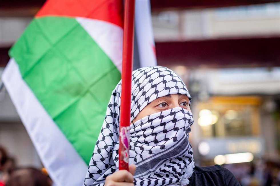 Una persona durante una concentración en apoyo a Palestina