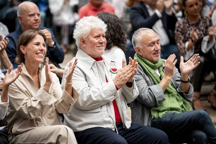 El secretario general de UGT, Pepe Álvarez (d) y el cineasta Pedro Almodóvar (c), durante el XXIV Premio Julián Besteiro de las Artes y las Letras, en la Escuela Julián Besteiro, a 14 de octubre de 2025, en Madrid (España). Le entregan el galardón a Almod