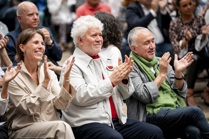 El secretario general de UGT, Pepe Álvarez (d) y el cineasta Pedro Almodóvar (c), durante el XXIV Premio Julián Besteiro de las Artes y las Letras, en la Escuela Julián Besteiro, a 14 de octubre de 2025, en Madrid (España). Le entregan el galardón a Almod