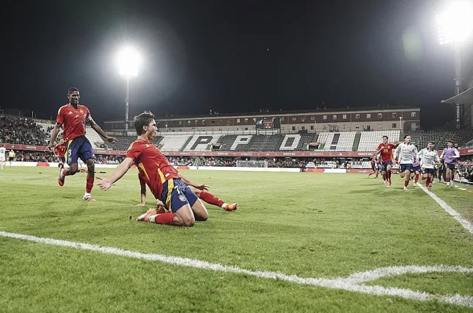 Gonzalo Garcia comemora a vitória por 2 a 1 na partida entre Espanha e Finlândia pelas eliminatórias para o Campeonato Europeu Sub-21 da UEFA na Albânia e Sérvia 2027.