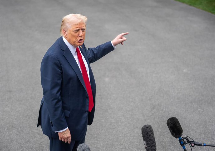 WASHINGTON, Sept. 30, 2025  -- U.S. President Donald Trump speaks to reporters at the White House in Washington, D.C., the United States, Sept. 30, 2025. Trump said on Tuesday the White House is weighing actions to crack down on drug cartels "coming by la