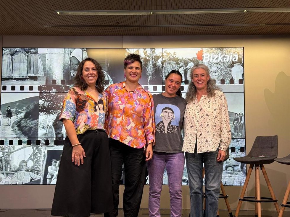 Arantza Atutxa, Nieves Martínez de Morentin, Lorea Momeñe y Amets Ladislao en el homenaje a las mujeres baserritarras de Bizkaia.