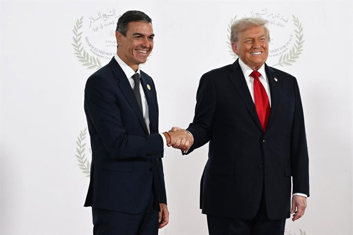 O primeiro-ministro Pedro Sánchez (à esquerda) cumprimenta o presidente dos EUA, Donald Trump (à direita), antes da cerimônia de assinatura do plano de paz para o Oriente Médio, em 13 de outubro de 2025, no Egito.