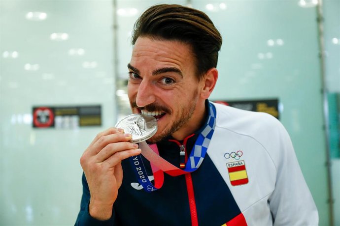 Archivo - Damián Quintero muerde su medalla de plata olímpica a su llegada a Madrid de los Juegos de Tokio