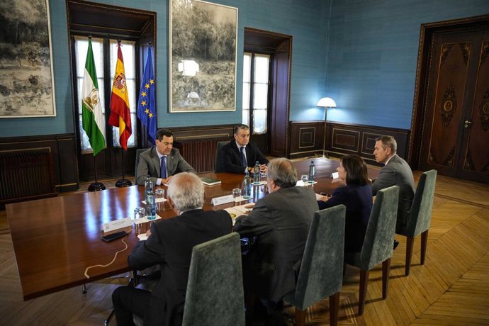 El presidente de la Junta de Andalucía, Juanma Moreno, durante una reunión con el presidente del Consejo Andaluz de Colegios de Médicos en el Palacio de San Telmo, a 10 de octubre de 2025 en Sevilla (Andalucía, España). (Foto de archivo).