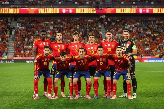 Jugadores de la selección española, ante Bulgaria en el Estadio José Zorrilla. 