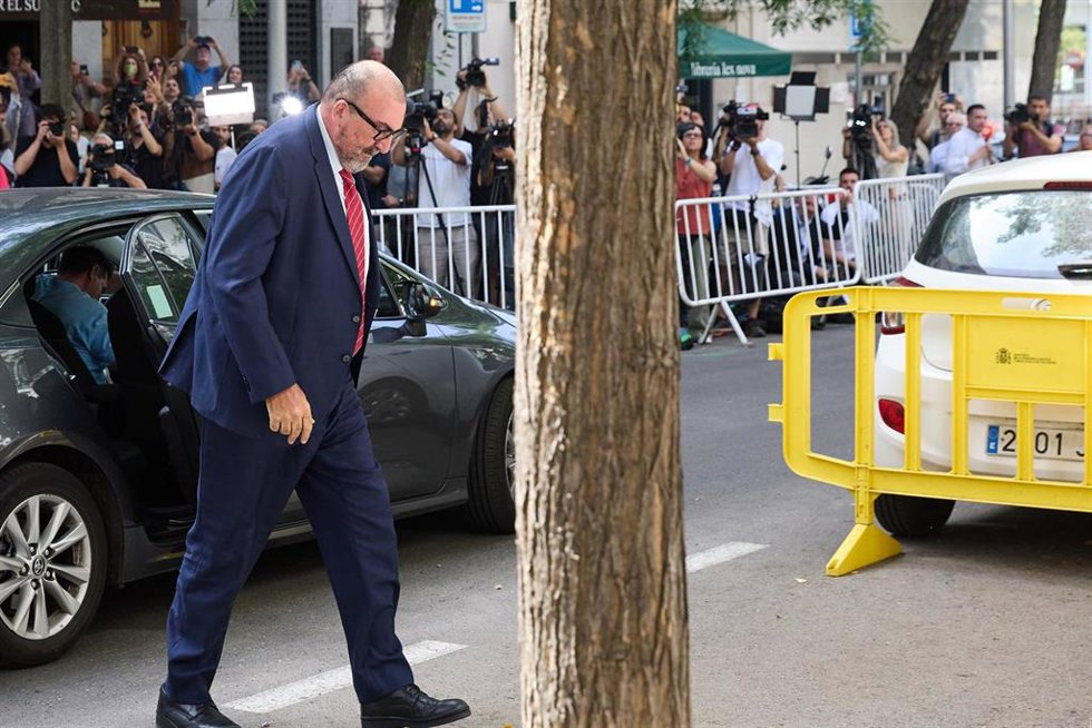 Archivo - El exasesor del exministro José Luis Ábalos Koldo García a su llegada al Tribunal Supremo, a 23 de junio de 2025, en Madrid (España). El instructor del 'caso Koldo' en el Tribunal Supremo (TS) ha citado a declarar como investigados al exminist