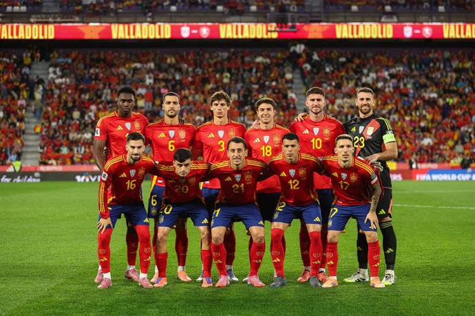 Jogadores da Espanha posam para foto durante a partida das eliminatórias da Copa do Mundo da FIFA 2026 entre Espanha e Bulgária no Jose Zorrilla em 14 de outubro de 2025 em Valladolid, Espanha.