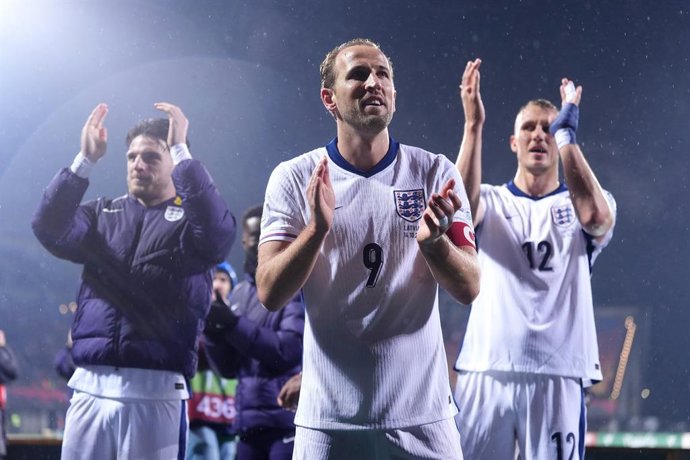 14 de outubro de 2025, Letônia, Riga: Harry Kane (C), da Inglaterra, e seus companheiros de equipe cumprimentam a torcida após a vitória na partida entre Letônia e Inglaterra pelas Eliminatórias Europeias para a Copa do Mundo da FIFA no Estádio Daugava. F