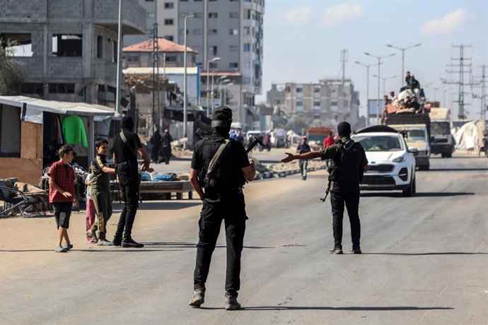 GAZA, 12 de outubro de 2025 -- Membros das forças policiais palestinas são vistos em uma rua no campo de refugiados de al-Nuseirat, no centro da Faixa de Gaza, em 11 de outubro de 2025. O acordo de cessar-fogo entre Israel e o Hamas entrou em vigor na sex