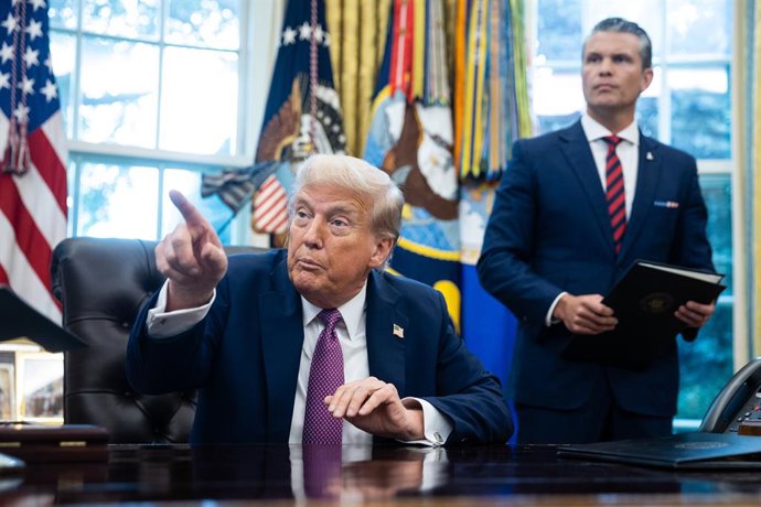Archivo - 5 de setembro de 2025, Washington, Distrito de Columbia, EUA: O presidente dos Estados Unidos, Donald J. Trump, fala ao lado do secretário de Guerra dos EUA, Pete Hegseth, enquanto chama um membro da mídia após assinar uma ordem executiva para o