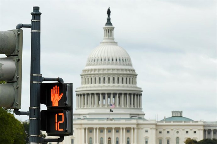 El Capitolio de Estados Unidos, en Washington, tras un semáforo en rojo para peatones.