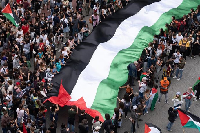 Archivo - Decenas de personas sostienen una bandera de Palestina