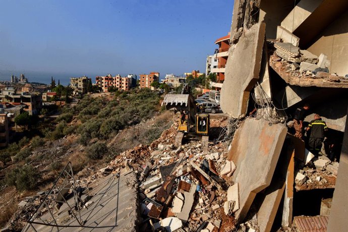 Archivo - 06 de novembro de 2024, Líbano, Barja: trabalhadores da defesa civil procuram entre os escombros de um prédio que foi alvo de um ataque aéreo israelense no vilarejo de Barja, ao sul de Beirute. Pelo menos 20 pessoas foram mortas no ataque, disse