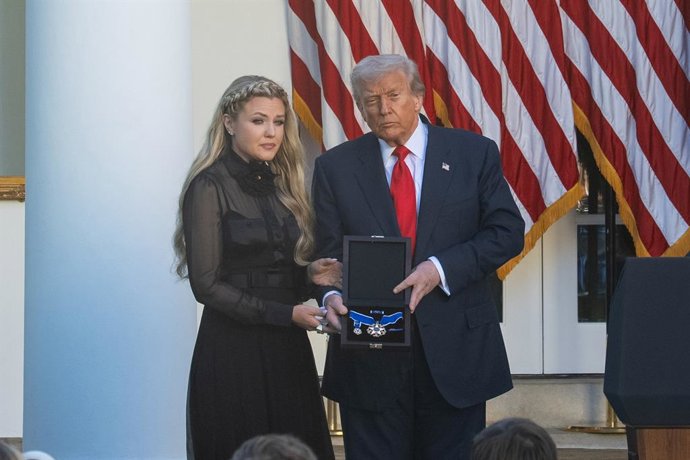 WASHINGTON, 14 de outubro de 2025 -- O presidente dos Estados Unidos, Donald Trump (R), entrega a Medalha Presidencial da Liberdade a Erika Kirk durante a cerimônia de entrega póstuma da medalha a Charlie Kirk, no Rose Garden da Casa Branca, em Washington