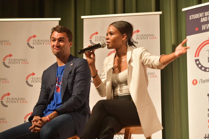 Archivo - Arquivo - 10 de outubro de 2018 - Davie, Flórida, Estados Unidos da América - DAVIE, FL - 18 de junho: Charlie Kirk e Candy Owens discursam no auditório da Nova High School em Davie, Flórida...Pessoas:  Charlie Kirk, Candy Owens