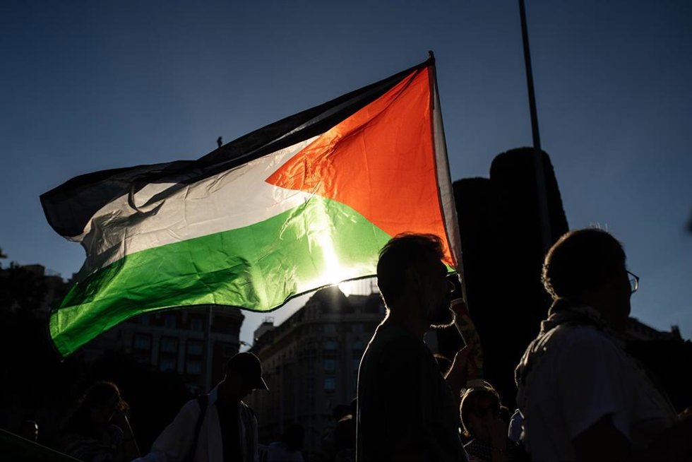 Un grupo de personas con una bandera palestina durante la movilización bajo el lema Alto al genocidio contra el pueblo Palestino. Por el fin al comercio de armas y a las relaciones con Israel, a 4 de octubre de 2025, en Madrid (España). 