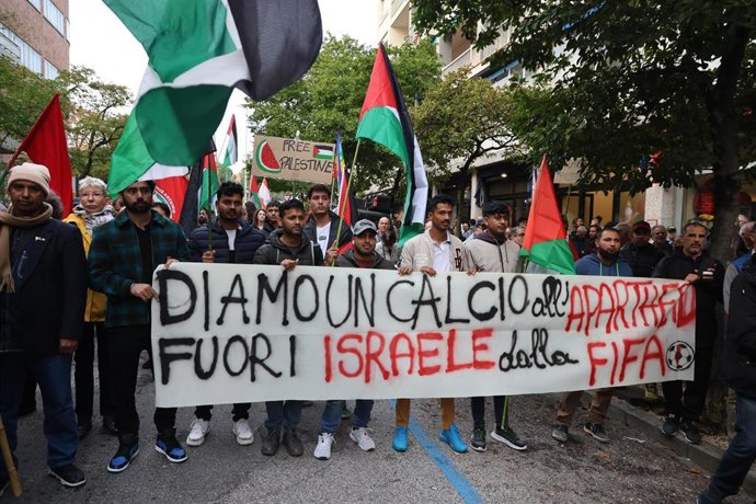 Archivo - Manifestación propalestina en las inmediaciones del partido entre Italia e Israel en la ciudad de Údine