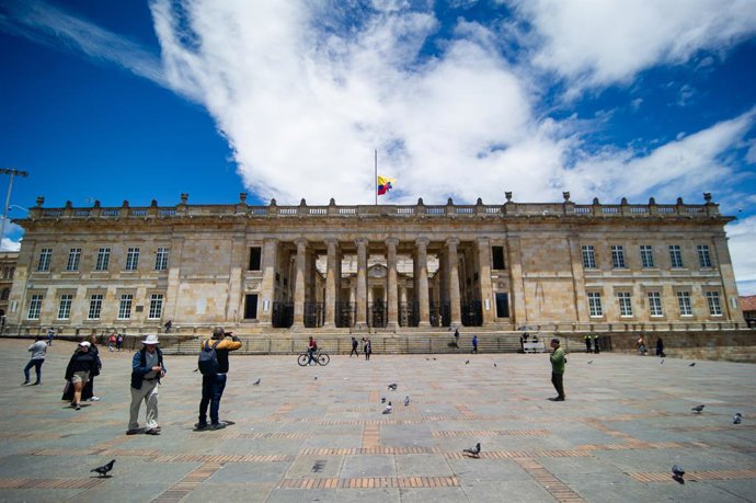 Archivo - Arquivo - 11 de agosto de 2025, Bogotá, Cundinamarca, Colômbia: O Capitólio do Congresso colombiano ergue sua bandeira colombiana a meio mastro enquanto o edifício do Capitólio colombiano é preparado para a chegada de seu caixão para uma câmara 